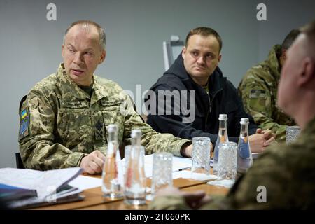 Charkiv, Ukraine. Oktober 2023. Befehlshaber der ukrainischen Bodenstreitkräfte, General Oleksandr Syrskyi, verließ während eines Briefings mit Präsident Wolodymyr Zelenskij über den Krieg während eines Besuchs an der Front am 3. Oktober 2023 in Charkiw, Ukraine. Kredit: Ukrainischer Ratsvorsitz/Pressestelle Des Ukrainischen Präsidenten/Alamy Live News Stockfoto