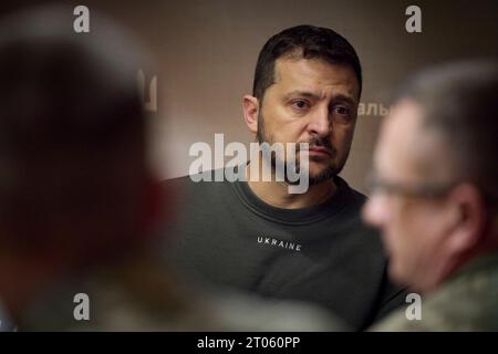 Charkiv, Ukraine. Oktober 2023. Der ukrainische Präsident Wolodymyr Zelenskyj wird während eines Besuchs an der Front am 3. Oktober 2023 in Charkiw, Ukraine, über die konteroffensive und militärische Lage informiert. Kredit: Ukrainischer Ratsvorsitz/Pressestelle Des Ukrainischen Präsidenten/Alamy Live News Stockfoto