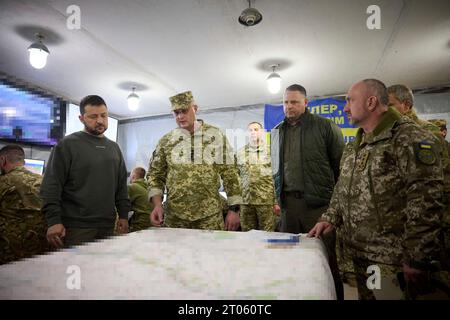 Charkiv, Ukraine. Oktober 2023. Der ukrainische Präsident Wolodymyr Zelenskyj, links, wird während eines Besuchs an der Front am 3. Oktober 2023 in Charkiw, Ukraine, über die konteroffensive und militärische Situation informiert. Kredit: Ukrainischer Ratsvorsitz/Pressestelle Des Ukrainischen Präsidenten/Alamy Live News Stockfoto