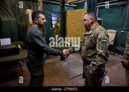 Charkiv, Ukraine. Oktober 2023. Der ukrainische Präsident Wolodymyr Zelenskyj, links, überreicht Militärpreise an Soldaten während eines Besuchs an der Front am 3. Oktober 2023 in Charkiw, Ukraine. Kredit: Ukrainischer Ratsvorsitz/Pressestelle Des Ukrainischen Präsidenten/Alamy Live News Stockfoto