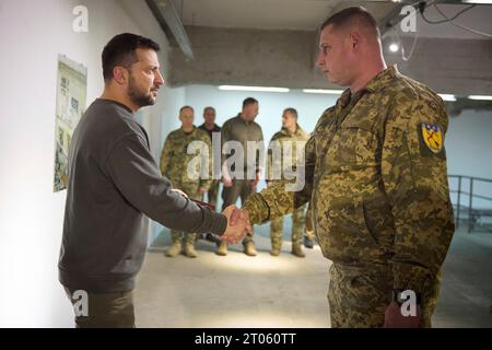 Charkiv, Ukraine. Oktober 2023. Der ukrainische Präsident Wolodymyr Zelenskyj, links, überreicht Militärpreise an Soldaten während eines Besuchs an der Front am 3. Oktober 2023 in Charkiw, Ukraine. Kredit: Ukrainischer Ratsvorsitz/Pressestelle Des Ukrainischen Präsidenten/Alamy Live News Stockfoto