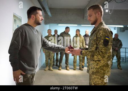 Charkiv, Ukraine. Oktober 2023. Der ukrainische Präsident Wolodymyr Zelenskyj, links, überreicht Militärpreise an Soldaten während eines Besuchs an der Front am 3. Oktober 2023 in Charkiw, Ukraine. Kredit: Ukrainischer Ratsvorsitz/Pressestelle Des Ukrainischen Präsidenten/Alamy Live News Stockfoto