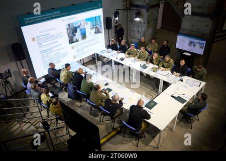 Charkiv, Ukraine. Oktober 2023. Ukrainischer Präsident Wolodymyr Zelenskyj, rechts, leitet während eines Besuchs an vorderster Front am 3. Oktober 2023 in Charkiw, Ukraine, ein Treffen zur Vorbereitung auf die Winterbedingungen mit Regierungsmitgliedern. Kredit: Ukrainischer Ratsvorsitz/Pressestelle Des Ukrainischen Präsidenten/Alamy Live News Stockfoto