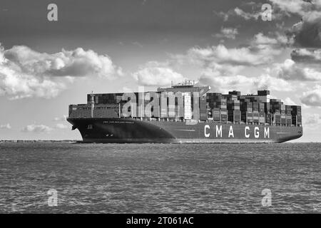 Schwarzweiß-Foto des ultragroßen Containerschiffs CMA CGM Benjamin Franklin, das in den Hafen von Southampton einfährt. Stockfoto