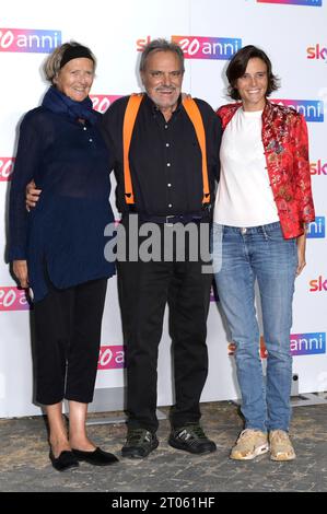 Kirsti Toscani, Oliviero Toscani und Lola Toscani beim Photocall Sky 20 anni / Sky 20 Jahre im Terme di Diocleziano. Rom, 03.10.2023 *** Kirsti Toscani, Oliviero Toscani und Lola Toscani beim Fotoruf Sky 20 anni Sky 20 Years at Terme di Diocleziano Rome, 03 10 2023 Foto:XA.XM.xTinghinox/xFuturexImagex Sky 3564 Stockfoto