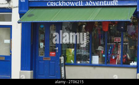 Die preisgekrönte Crickhowell High Street ist eines der wenigen verbleibenden Stadtzentren des Landes, in dem lokale Unternehmen lokale Produkte und lokale Produkte verkaufen. Stockfoto