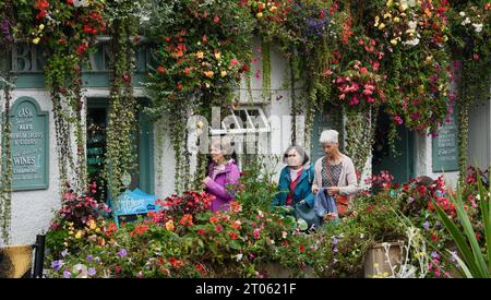 Die preisgekrönte Crickhowell High Street ist eines der wenigen verbleibenden Stadtzentren des Landes, in dem lokale Unternehmen lokale Produkte und lokale Produkte verkaufen. Stockfoto