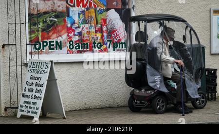 Die preisgekrönte Crickhowell High Street ist eines der wenigen verbleibenden Stadtzentren des Landes, in dem lokale Unternehmen lokale Produkte und lokale Produkte verkaufen. Stockfoto