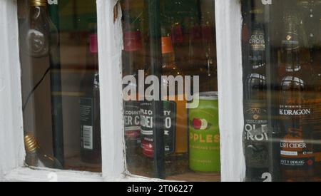 Die preisgekrönte Crickhowell High Street ist eines der wenigen verbleibenden Stadtzentren des Landes, in dem lokale Unternehmen lokale Produkte und lokale Produkte verkaufen. Stockfoto