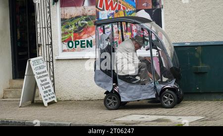 Die preisgekrönte Crickhowell High Street ist eines der wenigen verbleibenden Stadtzentren des Landes, in dem lokale Unternehmen lokale Produkte und lokale Produkte verkaufen. Stockfoto