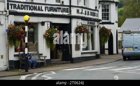 Die preisgekrönte Crickhowell High Street ist eines der wenigen verbleibenden Stadtzentren des Landes, in dem lokale Unternehmen lokale Produkte und lokale Produkte verkaufen. Stockfoto