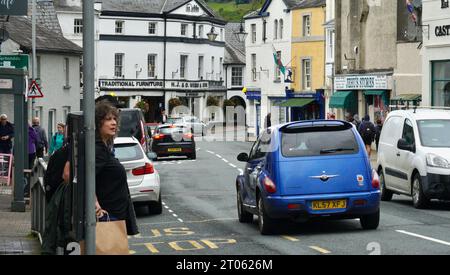 Die preisgekrönte Crickhowell High Street ist eines der wenigen verbleibenden Stadtzentren des Landes, in dem lokale Unternehmen lokale Produkte und lokale Produkte verkaufen. Stockfoto