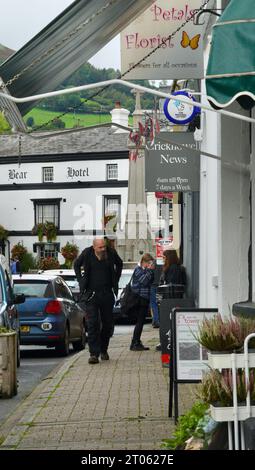 Die preisgekrönte Crickhowell High Street ist eines der wenigen verbleibenden Stadtzentren des Landes, in dem lokale Unternehmen lokale Produkte und lokale Produkte verkaufen. Stockfoto