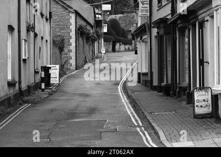 Die preisgekrönte Crickhowell High Street ist eines der wenigen verbleibenden Stadtzentren des Landes, in dem lokale Unternehmen lokale Produkte und lokale Produkte verkaufen. Stockfoto