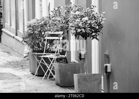 Die preisgekrönte Crickhowell High Street ist eines der wenigen verbleibenden Stadtzentren des Landes, in dem lokale Unternehmen lokale Produkte und lokale Produkte verkaufen. Stockfoto