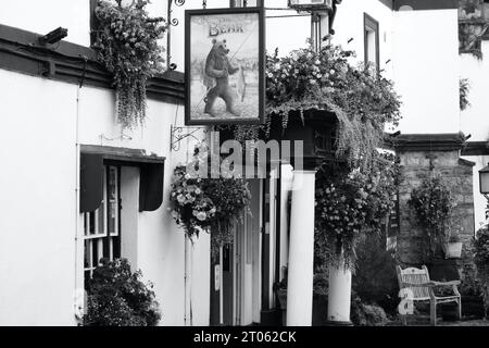 Die preisgekrönte Crickhowell High Street ist eines der wenigen verbleibenden Stadtzentren des Landes, in dem lokale Unternehmen lokale Produkte und lokale Produkte verkaufen. Stockfoto