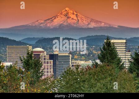 Mount St Helens aus einer Entfernung von 40 mi 64 km über Downtown-Gebäuden vom Washington Park in Portland, Oregon, USA Stockfoto