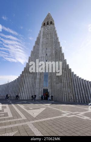 Kathedrale von Reykjavik oder Hallgrímskirkja, Außenansicht, eine lutherische Kirche aus dem Jahr 1986, mit blauem Himmel im Sommer, Reykjavik Island Europe Stockfoto