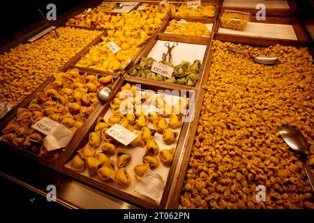 Bologna in der Emilia-Romagna in Norditalien September 2023 im Herzen des Marktgebietes gelegen, ist Salumeria Simoni seit 1960 hier. Es verkauft sp Stockfoto