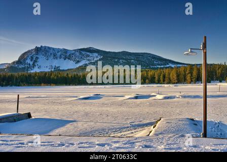 Gefrorener Paulina Lake in der Caldera des Newberry Crater Vulkans bei Sonnenaufgang im Winter, Newberry National Volcanic Monument, Oregon, USA Stockfoto