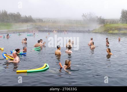 Island Hot Springs - Menschen, die in der geheimen Lagune baden, einem geothermischen Spa-Pool mit natürlichem heißem Wasser, aus Thermalenergie, Reykjavik, Island. Stockfoto