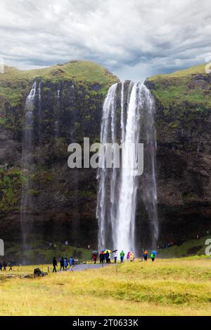 Island Wasserfall; Touristen am Seljalandsfoss Wasserfall auf der Golden Circle Tour; Geologie, Island Landschaft und Wasserfälle; Island Reise Stockfoto