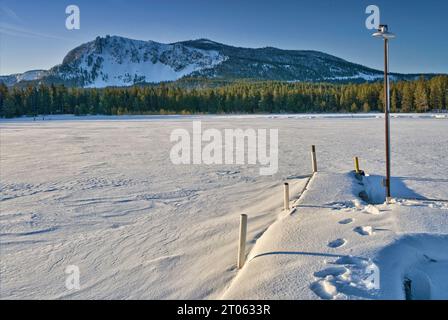 Gefrorener Paulina Lake in der Caldera des Newberry Crater Vulkans bei Sonnenaufgang im Winter, Newberry National Volcanic Monument, Oregon, USA Stockfoto