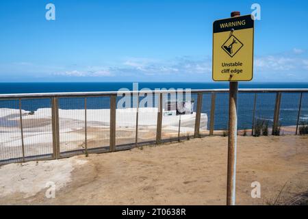 Schild mit Warnung vor Gefahren aufgrund der instabilen Klippe, Wedding Cake Rock, Royal National Park, New South Wales, Australien Stockfoto