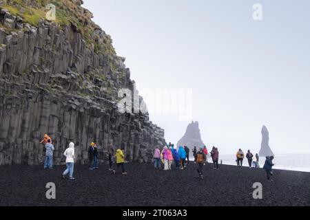 Island Beach: Schwarzer Sandstrand Vik, oder Reynisfjara Beach, Island South Coast Tour, Basaltklippen und Ergebnisse vulkanischer Aktivität; Vik, Island Stockfoto