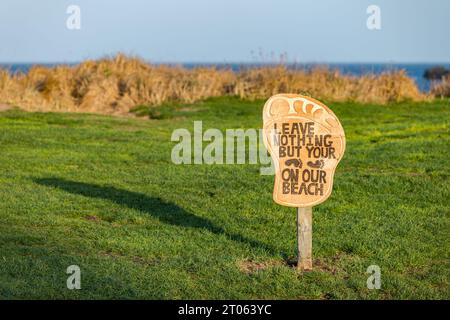 Hinterlassen Sie nur Ihre Spuren auf unserem Strandschild, North Berwick, East Lothian, Schottland, Großbritannien Stockfoto