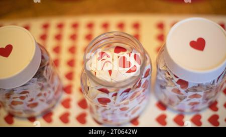 Herzen im Glas. Handgefertigte Aufkleber. Gläser mit Aufklebern. Glasbecher. Stockfoto