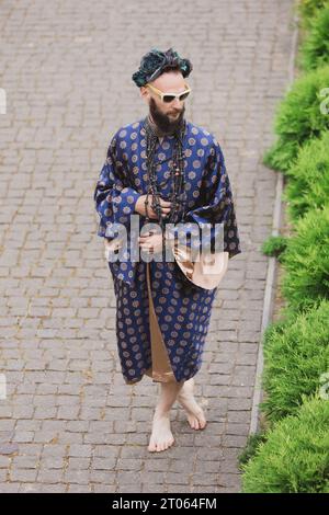 Junger Mann, der einen Bademantel trägt. Stockfoto