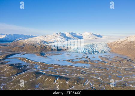 Blick aus der Vogelperspektive über die Eiszunge Falljökull im Winter, einer von vielen Ausströmgletschern des Vatnajökull/Vatna-Gletschers, größte Eiskappe Islands, Austurland Stockfoto