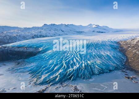 Blick aus der Vogelperspektive über die Eiszunge Falljökull im Winter, einer von vielen Ausströmgletschern des Vatnajökull/Vatna-Gletschers, größte Eiskappe Islands, Austurland Stockfoto