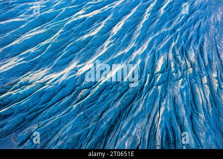 Blick aus der Vogelperspektive über die Eiszunge Falljökull im Winter, einer von vielen Ausströmgletschern des Vatnajökull/Vatna-Gletschers, größte Eiskappe Islands, Austurland Stockfoto