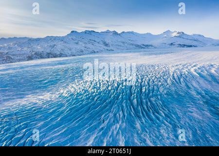 Blick aus der Vogelperspektive über die Eiszunge Falljökull im Winter, einer von vielen Ausströmgletschern des Vatnajökull/Vatna-Gletschers, größte Eiskappe Islands, Austurland Stockfoto