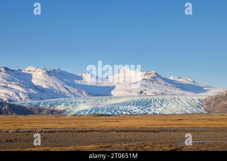 Blick aus der Vogelperspektive über die Eiszunge Falljökull im Winter, einer von vielen Ausströmgletschern des Vatnajökull/Vatna-Gletschers, größte Eiskappe Islands, Austurland Stockfoto