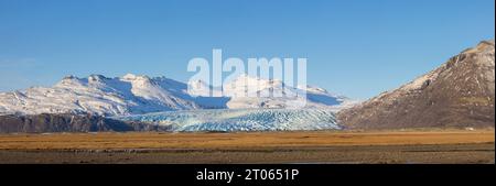 Blick aus der Vogelperspektive über die Eiszunge Falljökull im Winter, einer von vielen Ausströmgletschern des Vatnajökull/Vatna-Gletschers, größte Eiskappe Islands, Austurland Stockfoto