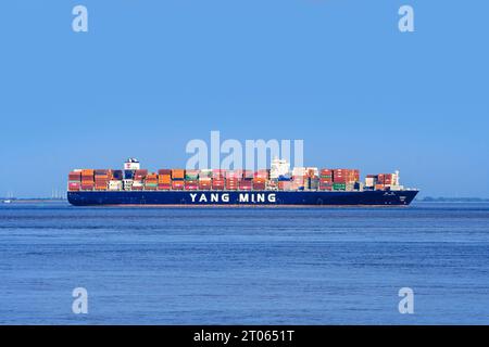 Chinesisches Containerschiff / Containerschiff Yang Ming YM Wreath mit Containern auf der Nordsee beladen, unter der Flagge von Hongkong, China Stockfoto