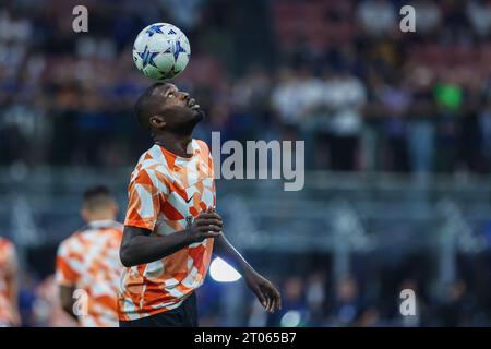 Mailand, Italien. Oktober 2023. Marcus Thuram vom FC Internazionale wärmt sich während der Gruppenphase der UEFA Champions League 2023/24 auf – dem Gruppenspiel der Gruppe D zwischen dem FC Internazionale und SL Benfica im Giuseppe Meazza Stadion. Endergebnis; FC Internazionale 1: 0 SL Benfica. (Foto: Fabrizio Carabelli/SOPA Images/SIPA USA) Credit: SIPA USA/Alamy Live News Stockfoto