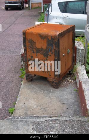 Ein rostiger alter Safe wurde auf einer Straße in der St. Pierre, Frankreich Stockfoto