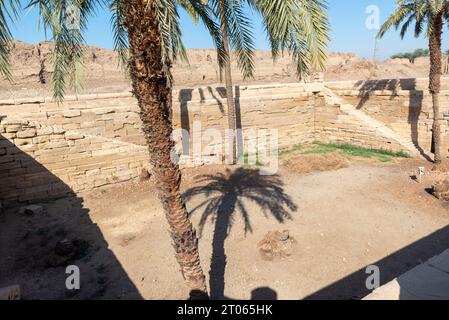 Heiliger See Pool im äußeren Innenhof des Dendera Temple Complex, Dendera, Ägypten Stockfoto