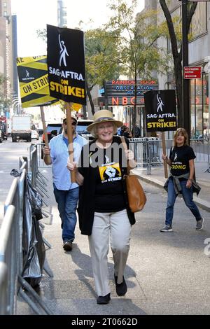 New York, USA. Oktober 2023. SAG-AFTRA Strike Streikposten in den NBC Studios in New York, NY am 4. Oktober 2023. (Foto: Efren Landaos/SIPA USA) Credit: SIPA USA/Alamy Live News Stockfoto