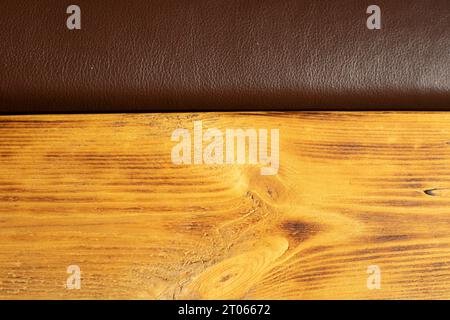 Details von Möbeln aus Holz. Möbel aus Dielen. Der Innenraum ist aus Holz. Sofa aus Brettern. Stockfoto