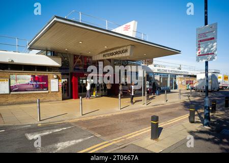 Vordach und Eingang zum Peterborough Bahnhof Stockfoto