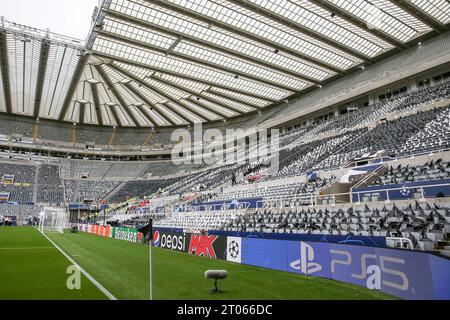 Newcastle, Großbritannien. Oktober 2023. Allgemeine Ansicht im Inneren des Stadions Flaggen auf den Sitzen während des Spiels Newcastle United FC gegen Paris Saint-Germain FC, UEFA Champions League Runde 1 im St.James' Park, Newcastle, Großbritannien am 4. Oktober 2023 Credit: Every Second Media/Alamy Live News Stockfoto