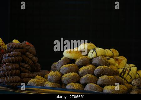 Kekse im Bäckereifenster. Süße kleine Kekse. Schokoladenkekse. Stockfoto