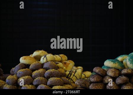 Kekse im Bäckereifenster. Süße kleine Kekse. Schokoladenkekse. Stockfoto