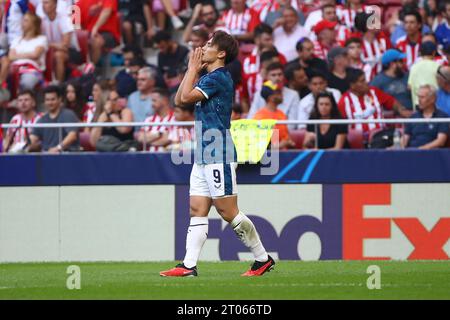 Madrid, Spanien. Oktober 2023. Feyenoord’s Ayase Ueda reagiert am 2. Tag des Spiels der UEFA Champions League zwischen Atletico de Madrid und Feyenoord FC im Civitas Metropolitano Stadium in Madrid, Spanien, am 4. Oktober 2023. Quelle: Edward F. Peters/Alamy Live News Stockfoto