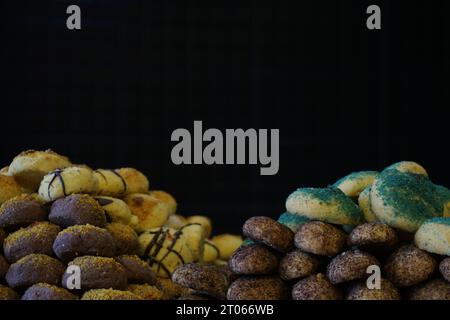 Kekse im Bäckereifenster. Süße kleine Kekse. Schokoladenkekse. Stockfoto